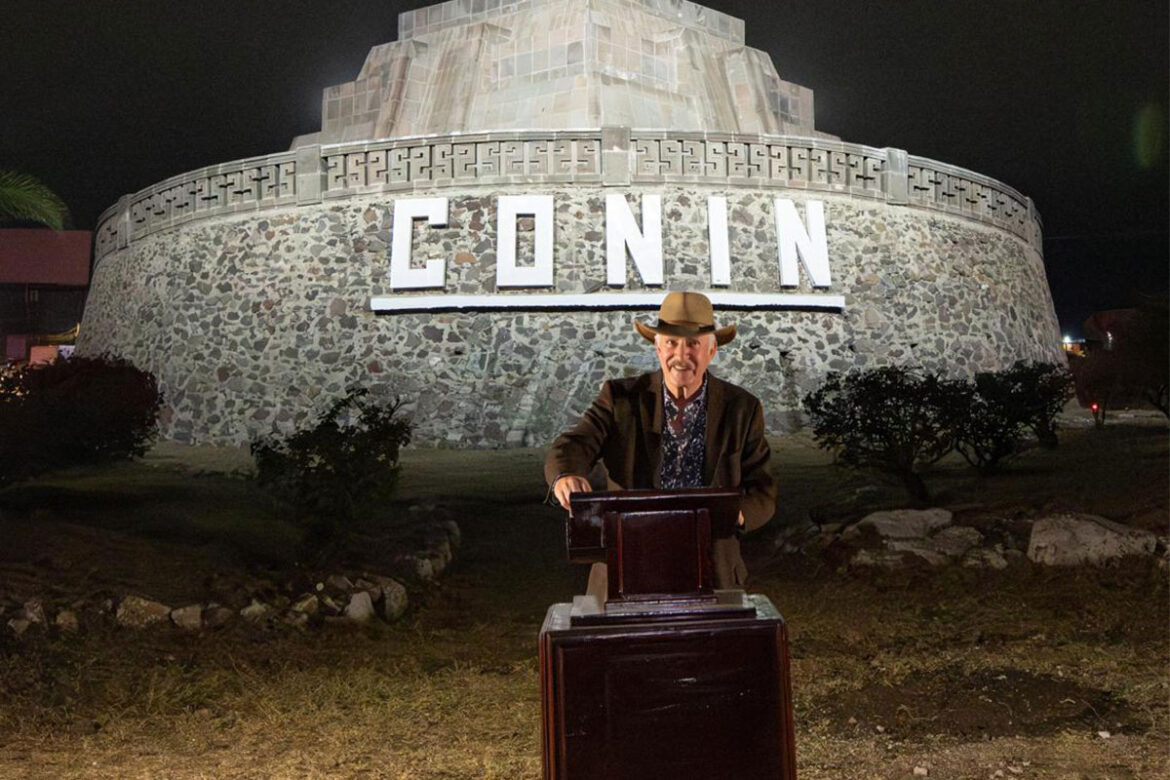 Enrique Vega inaugura la iluminación de la estatua de Conín 